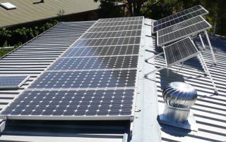 Energía solar limpia y fotovoltaica para ahorro de electricidad en sistemas de clima industrial